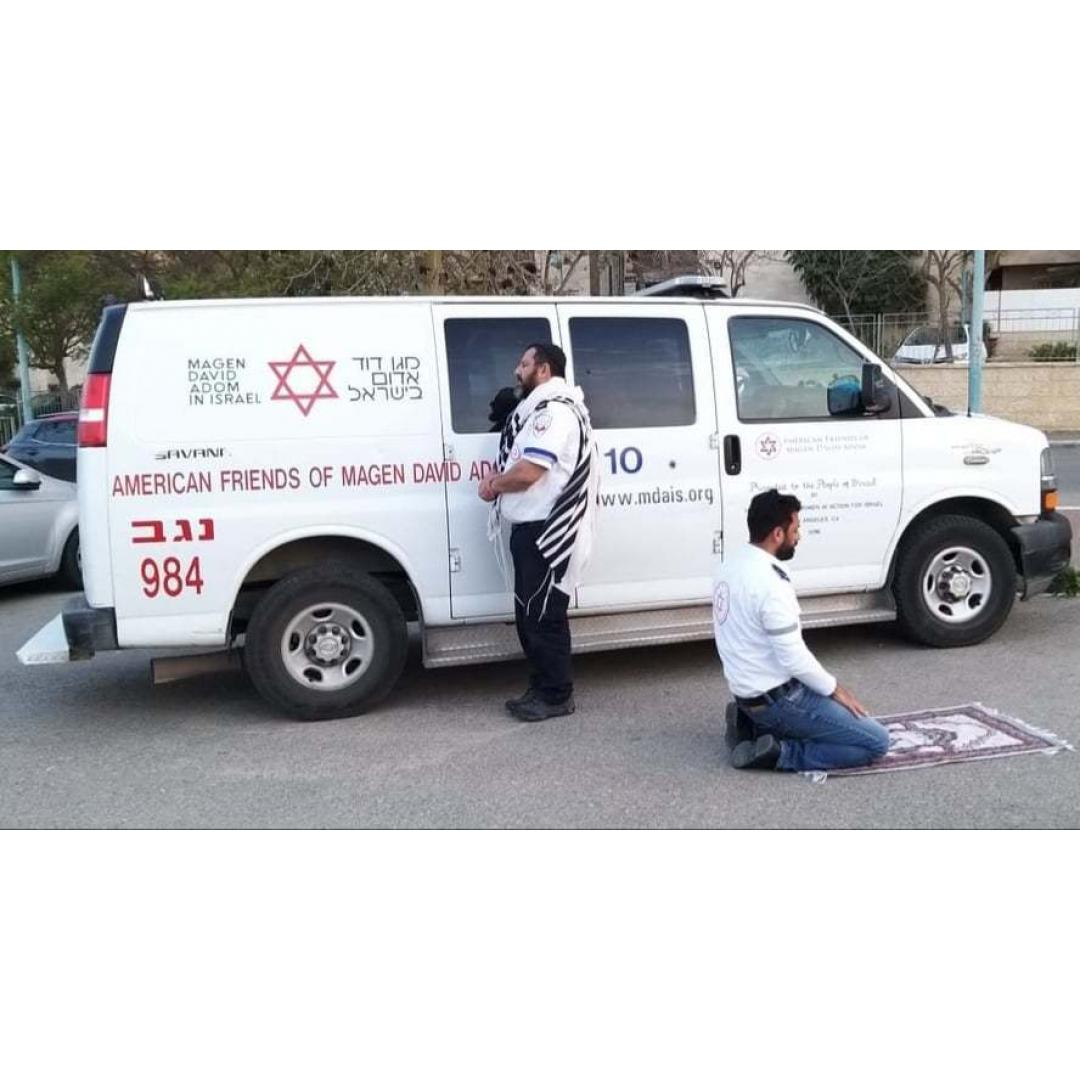 Два сотрудника скорой помощи работающих  на одной машине. (Иудей молится в сторону Иерусалима)